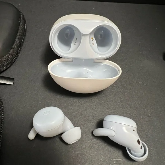 White Wireless google pixel series A Earbuds with Case and Charger. - Picture 10 of 15